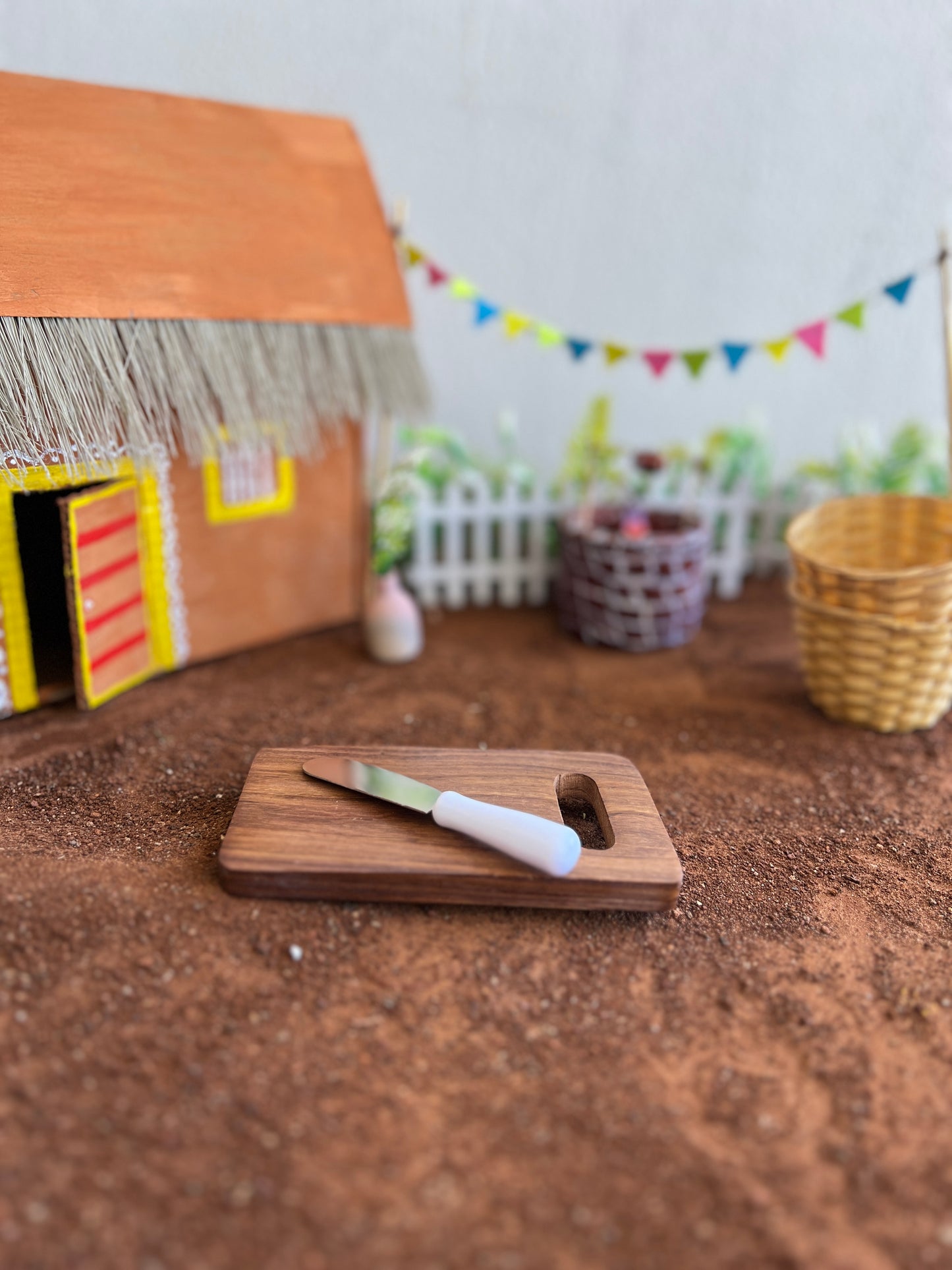 Tiny Chopping board with knife